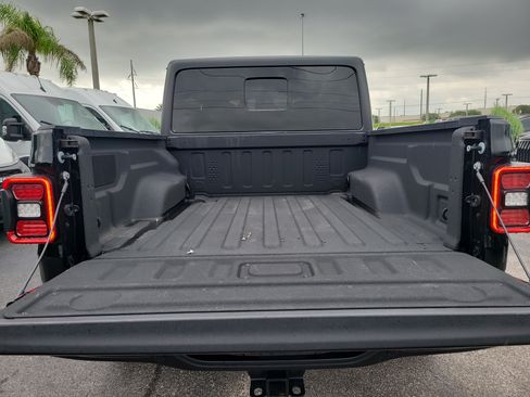 Used 2025 Jeep Gladiator Rubicon w/ Safety Group AWD/4WD image 8