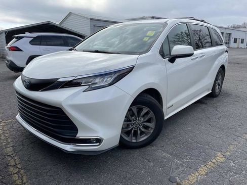 Used 2021 Toyota Sienna XLE w/ XLE Plus Package image 1