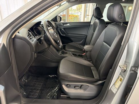 Used 2021 Volkswagen Tiguan SE w/ Panoramic Sunroof Package FWD image 5