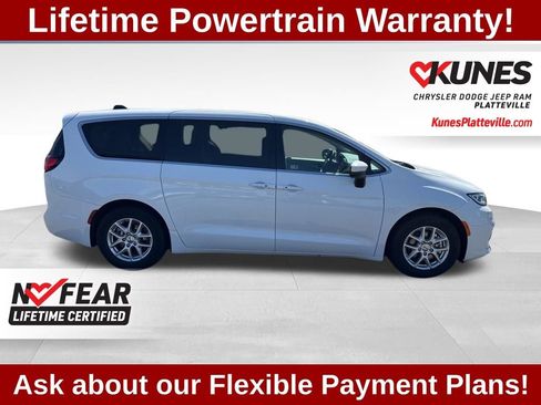 Used 2023 Chrysler Pacifica Touring-L FWD image 3