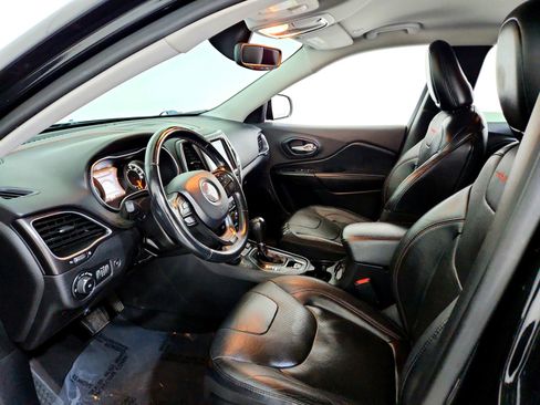 Used 2019 Jeep Cherokee Trailhawk image 8