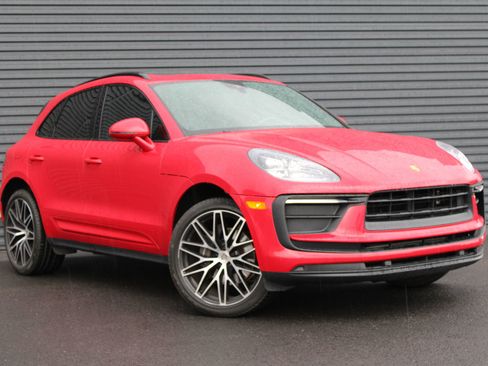 Certified 2022 Porsche Macan image 8