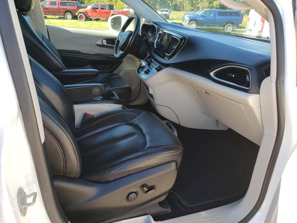 Used 2020 Chrysler Pacifica Touring-L Plus FWD image 18