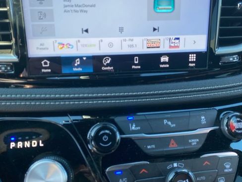 Used 2025 Chrysler Pacifica Select FWD image 26