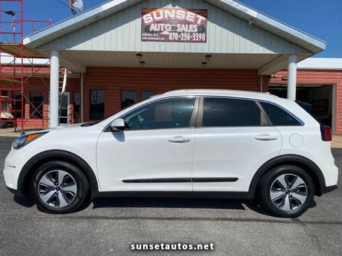 Used 2017 Kia Niro LX image 1