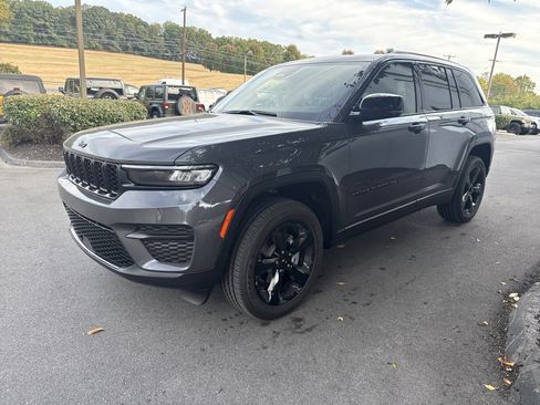 New 2025 Jeep Grand Cherokee Altitude image 8