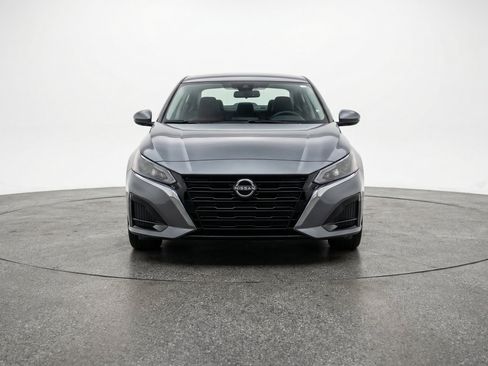 Used 2025 Nissan Altima 2.5 SV FWD image 2