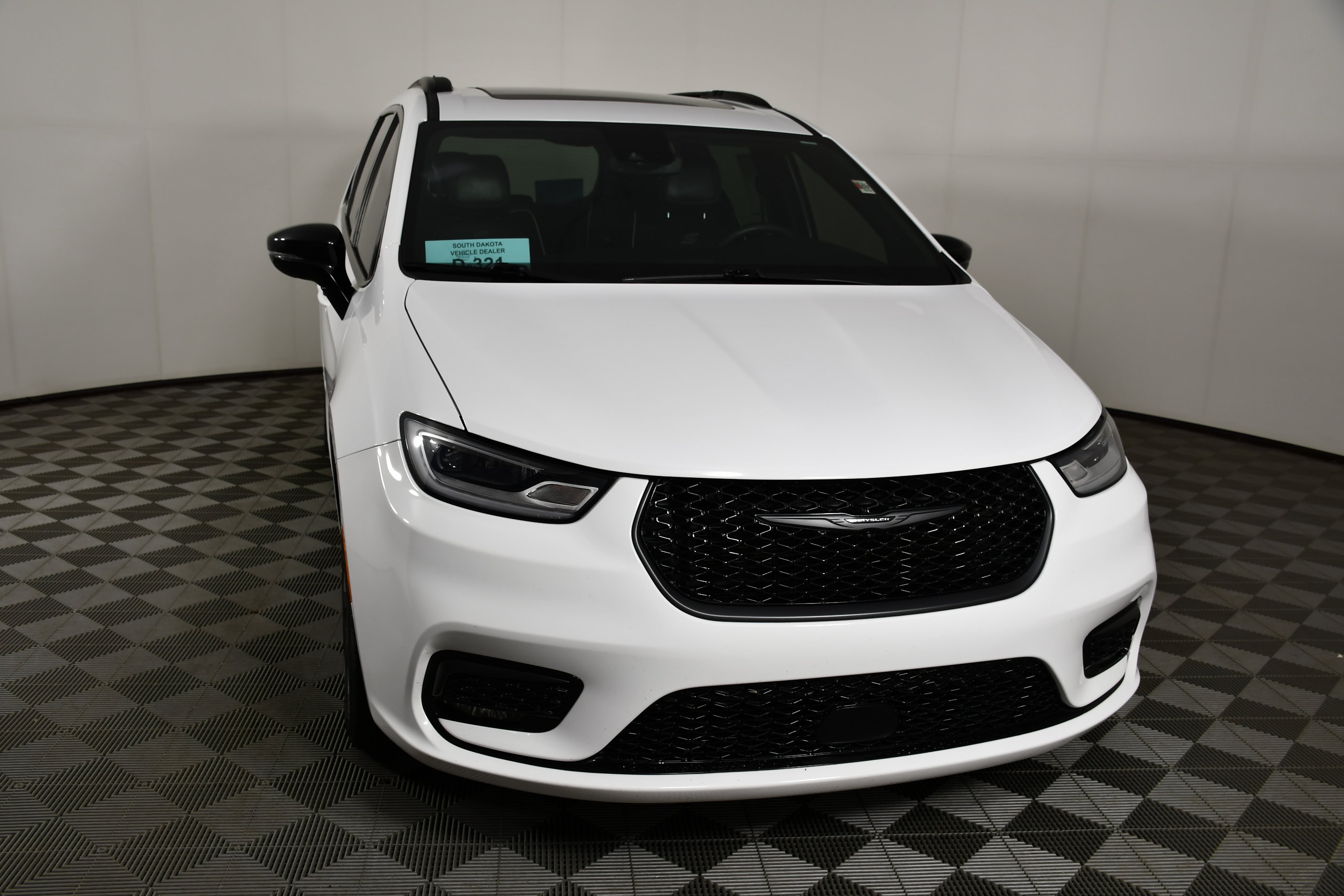 Used 2025 Chrysler Pacifica Limited FWD image 3