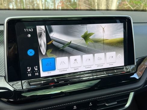 Certified 2024 Volkswagen Atlas Cross Sport SEL R-Line image 26