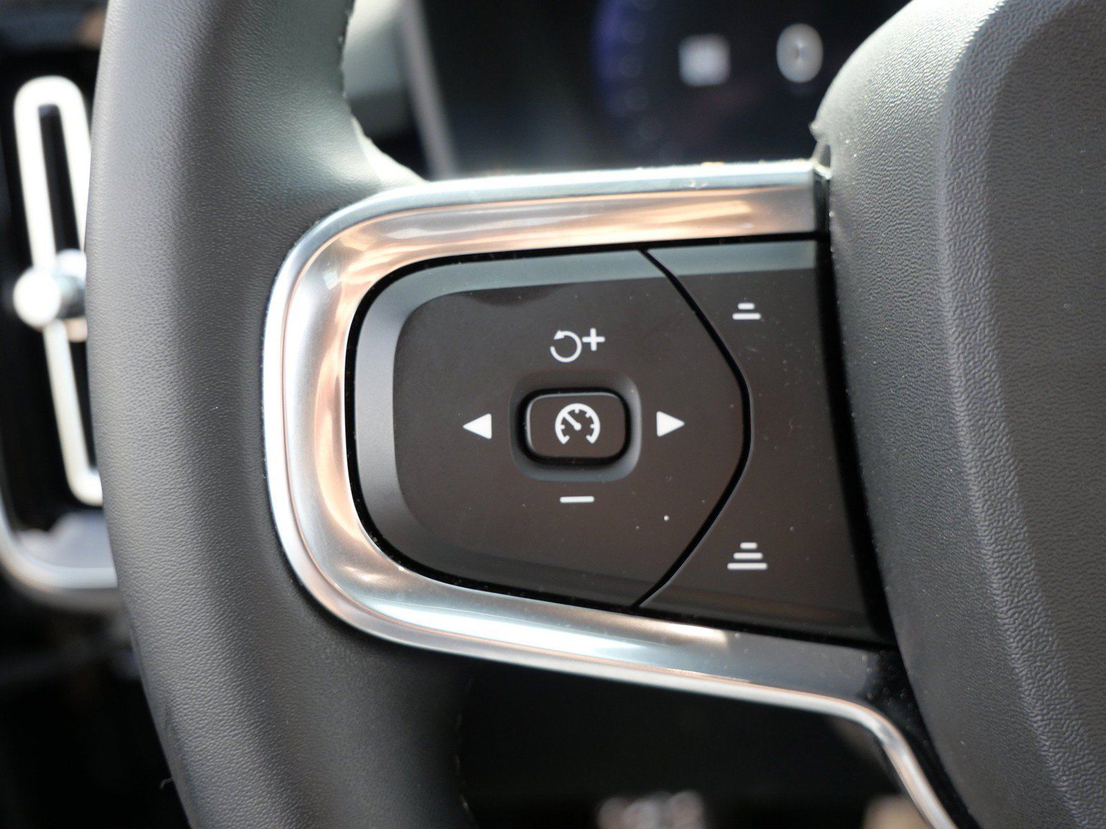 Used 2023 Volvo XC40 Recharge Plus w/ Protection Package Premier AWD/4WD image 26