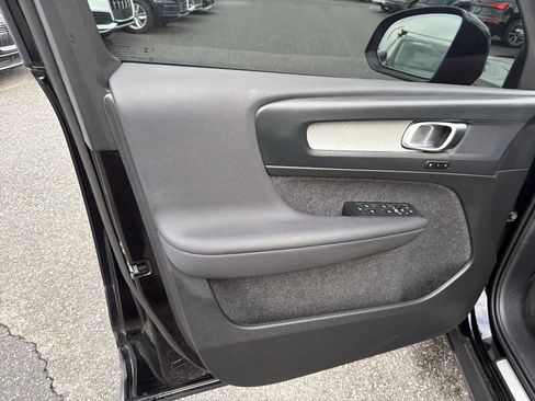 Certified 2025 Volvo XC40 B5 Plus AWD/4WD image 7