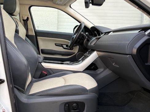 Used 2017 Land Rover Range Rover Evoque SE image 32