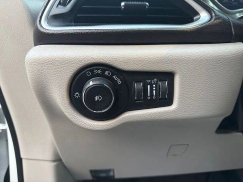 Used 2018 Chrysler Pacifica Touring-L FWD image 16