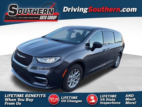 Used 2023 Chrysler Pacifica Touring-L image 1