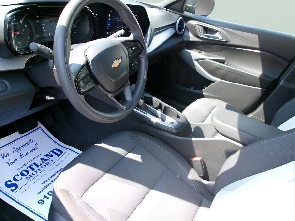 Used 2025 Chevrolet Trax LS FWD image 12