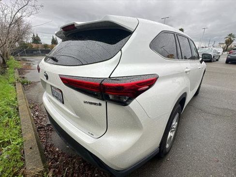 Certified 2020 Toyota Highlander LE image 2