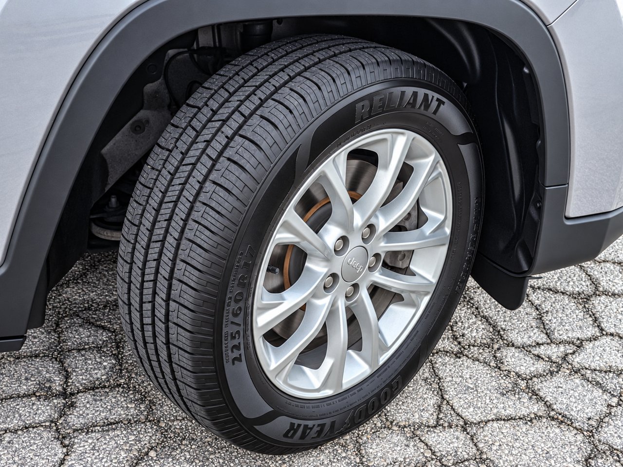 Used 2020 Jeep Cherokee Latitude w/ Cold Weather Group FWD image 8