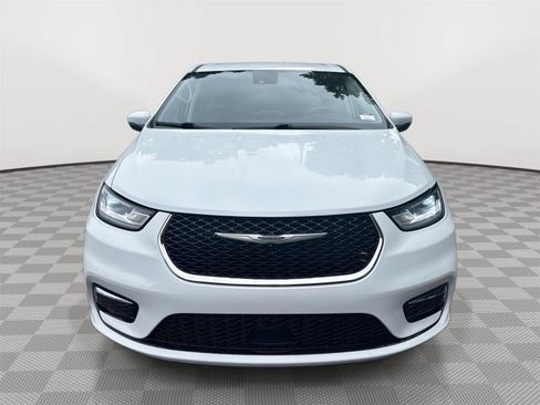 Used 2023 Chrysler Pacifica Touring-L FWD image 3