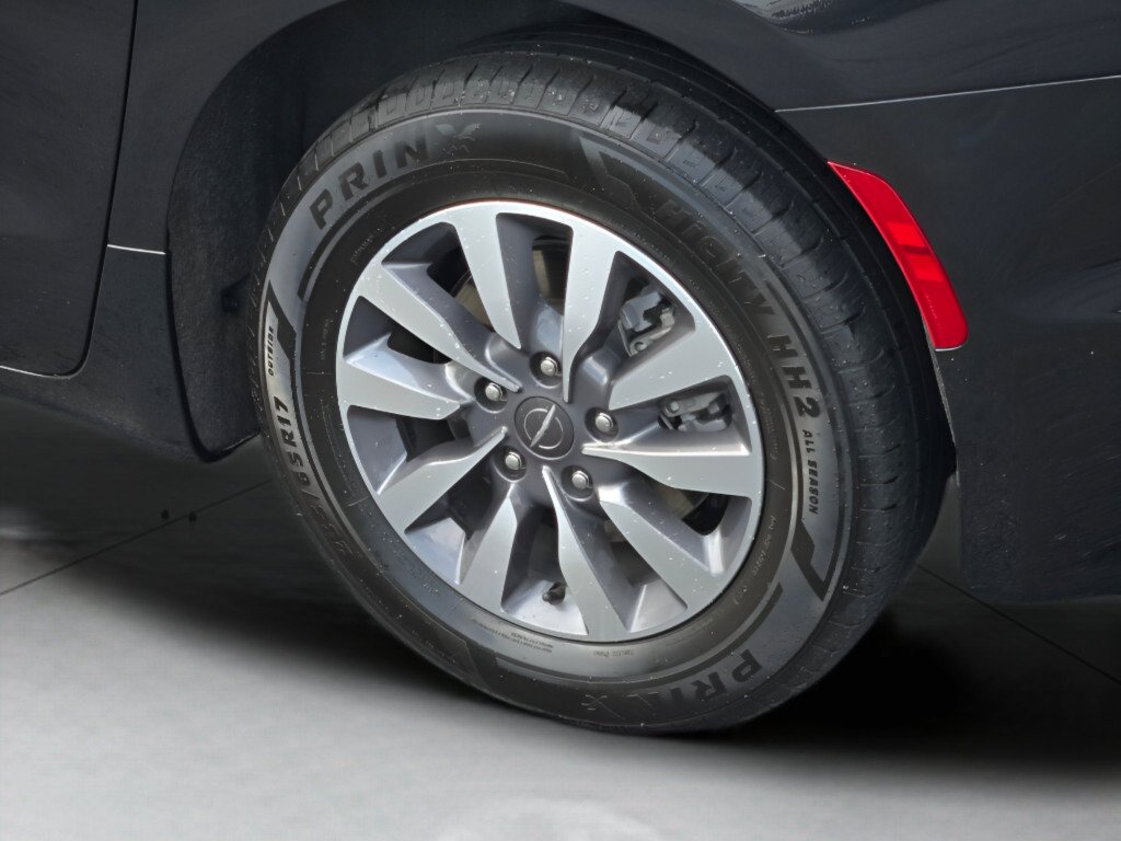 Used 2023 Chrysler Pacifica Touring-L FWD image 20