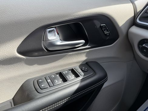 Used 2024 Chrysler Pacifica Touring-L FWD image 20