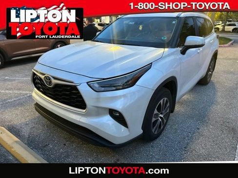 Used 2024 Toyota Highlander XLE FWD image 1