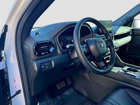 Used 2025 Honda Pilot Black Edition image 9