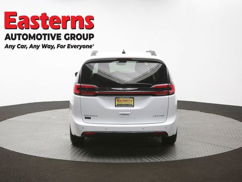 Used 2023 Chrysler Pacifica Limited FWD image 39