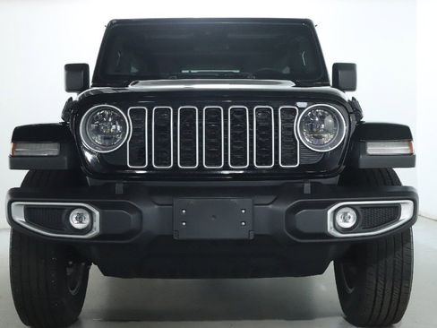 Used 2025 Jeep Wrangler Sahara image 5
