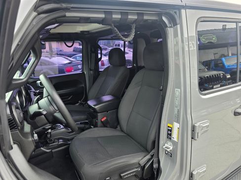 Used 2022 Jeep Gladiator Sport image 14