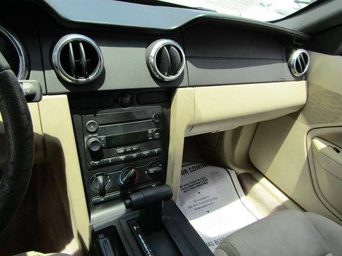 Used 2005 Ford Mustang Convertible RWD image 10