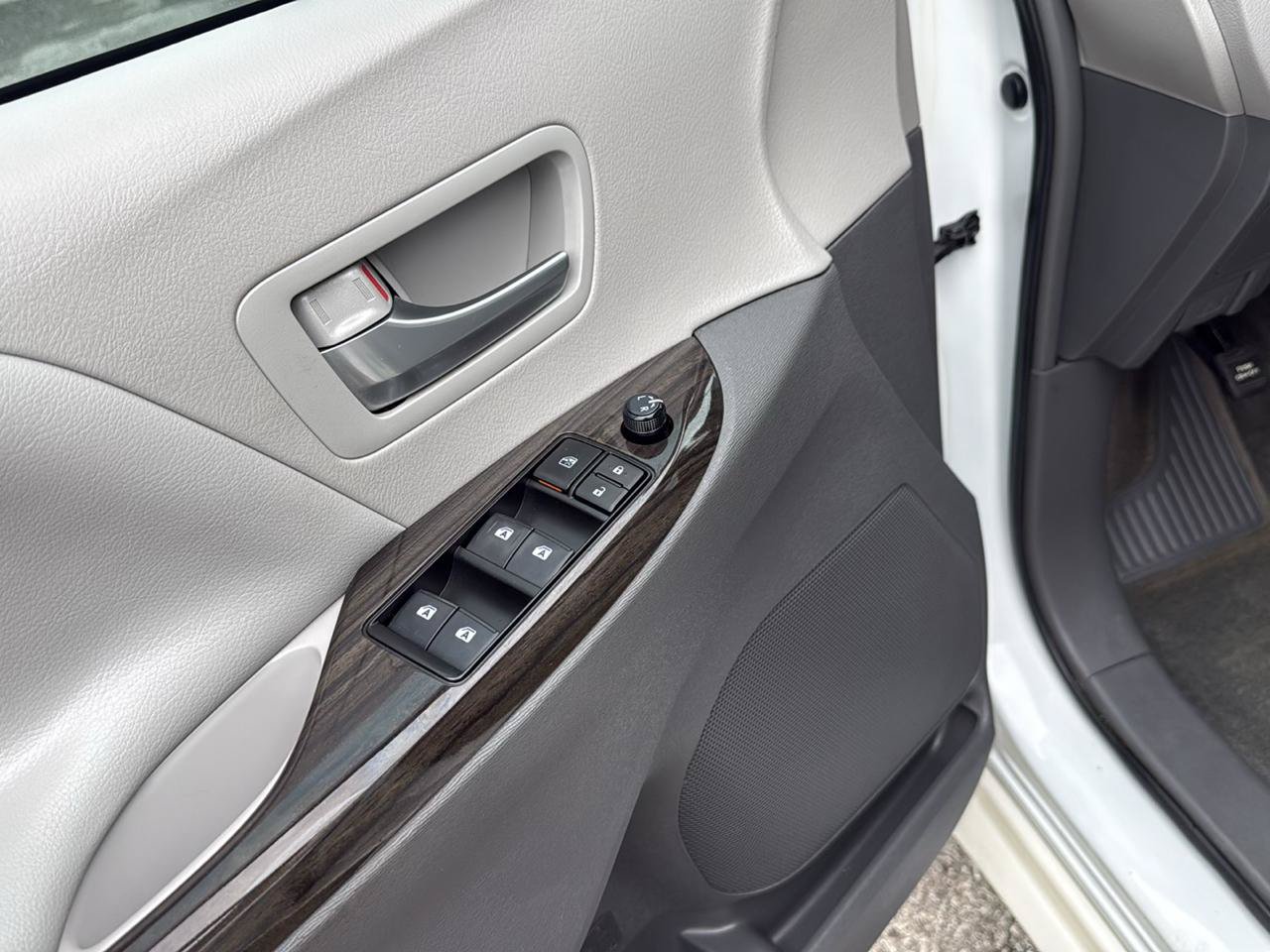 Used 2017 Toyota Sienna XLE w/ XLE Navigation Package FWD image 18