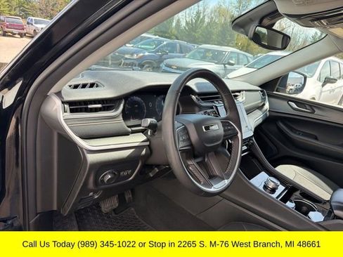 Used 2023 Jeep Grand Cherokee Laredo w/ Luxury Tech Group I AWD/4WD image 16