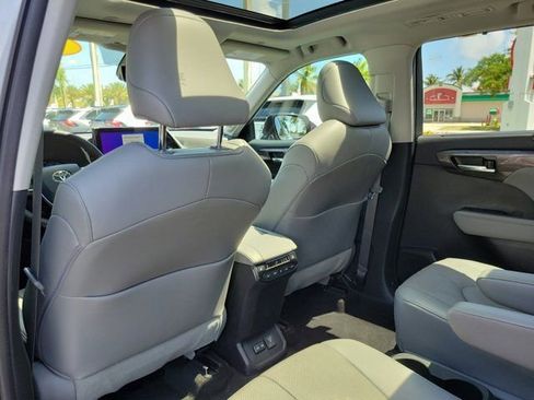 Used 2023 Toyota Highlander Platinum AWD/4WD image 9