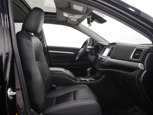 Used 2019 Toyota Highlander XLE AWD/4WD image 13