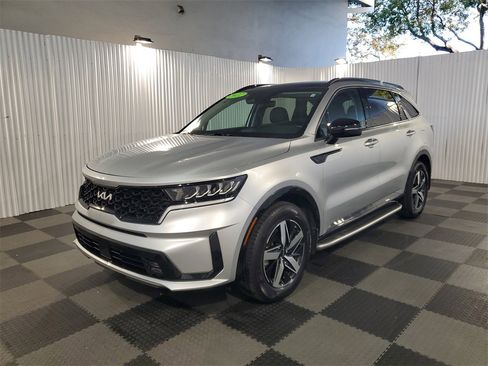 Certified 2022 Kia Sorento EX w/ Panoramic Sunroof Package image 3