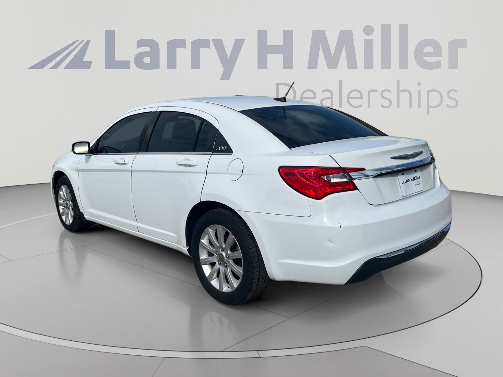 Used 2013 Chrysler 200 Touring FWD image 3