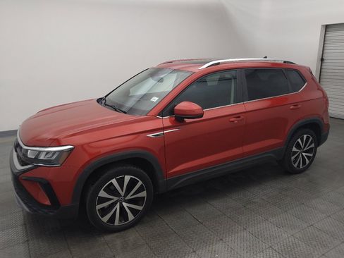 Used 2023 Volkswagen Taos SE w/ Panoramic Sunroof Package FWD image 2