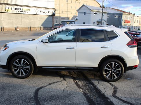 Used 2019 Nissan Rogue SL w/ Premium Package image 2