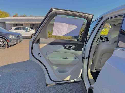 Used 2023 Volvo XC60 B5 Plus image 16