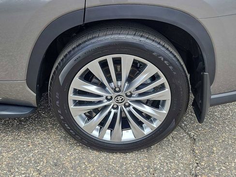 Used 2026 Toyota Highlander Platinum AWD/4WD image 4