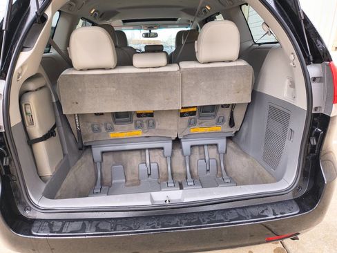 Used 2013 Toyota Sienna XLE image 6
