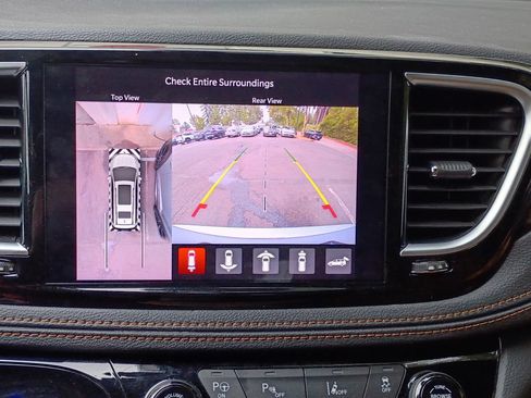 Used 2023 Chrysler Pacifica Pinnacle FWD image 16