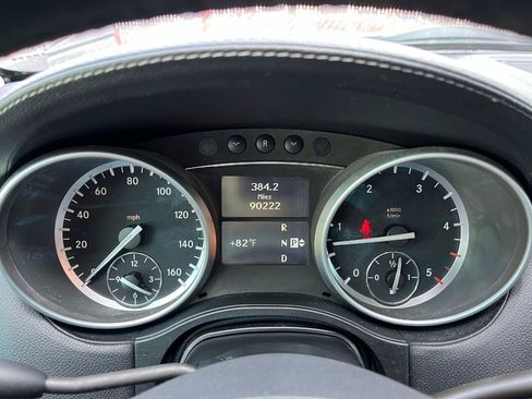 Used 2011 Mercedes-Benz GL 320 BlueTEC 4MATIC image 32