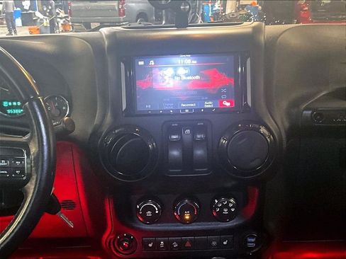 Used 2017 Jeep Wrangler Sahara AWD/4WD image 18