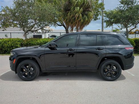 New 2025 Jeep Grand Cherokee Limited w/ Luxury Tech Group II image 8