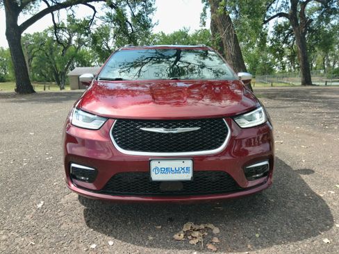 Used 2022 Chrysler Pacifica Pinnacle AWD/4WD image 2