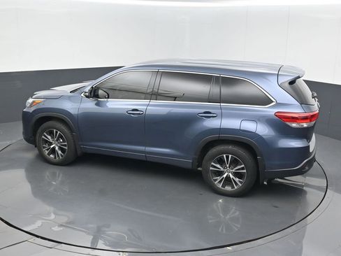 Used 2018 Toyota Highlander LE AWD/4WD image 15