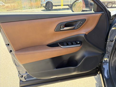 Used 2025 Toyota Crown Signia image 10