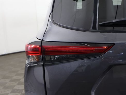 Used 2023 Toyota Highlander XLE FWD image 16