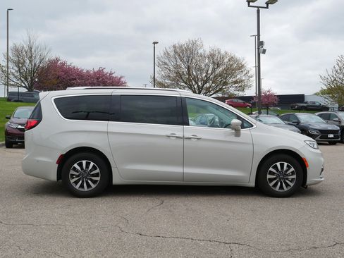 Used 2021 Chrysler Pacifica Touring-L w/ Premium & Safety Sphere Group FWD image 5